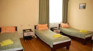 Гостиница Small Hotel Смоленск Стандартный трехместный номер-4